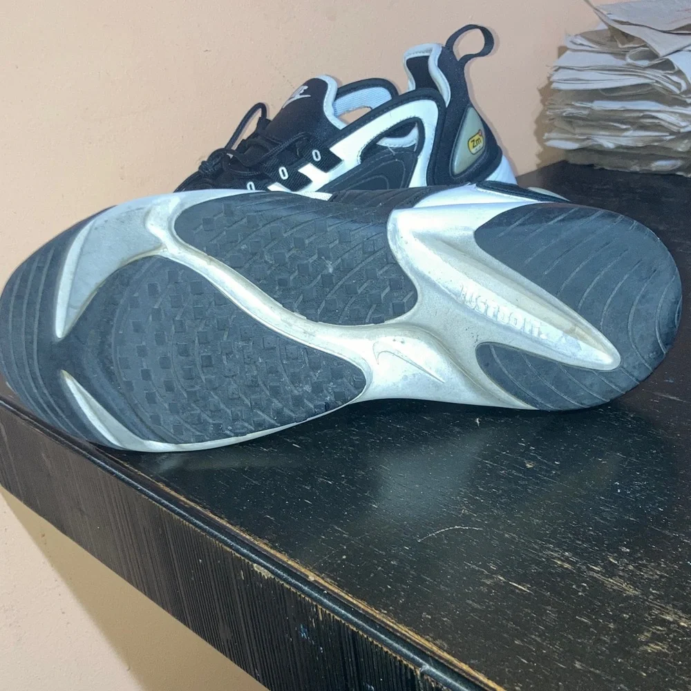 Nike Zoom Men's Black and White Sneakers - Picture 2 of 13